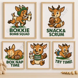Puede incluir: Cinco impresiones enmarcadas con ilustraciones de ciervos de dibujos animados. Los ciervos se muestran con balones de rugby y biberones. El texto incluye: "BOKKIE BOMB SQUAD", "SNACK & SCRUM", "BOK NAP TIME", "SWACK & SCRUM" y "TRY TIME!"
