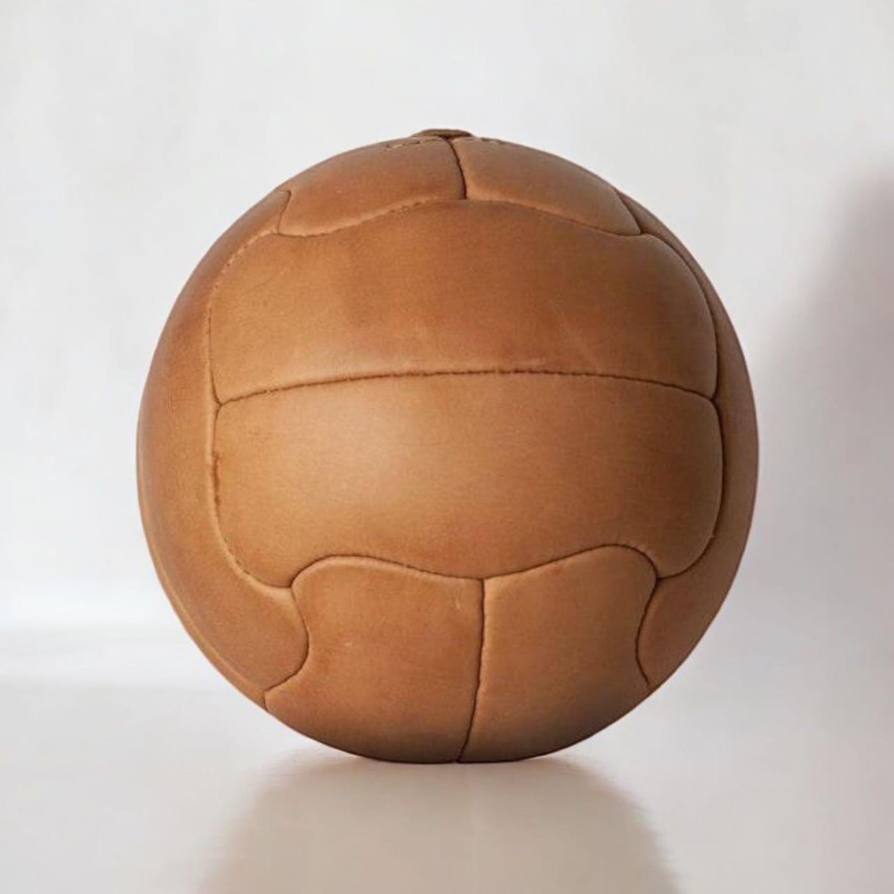 アンティーク 古いサッカーボール 本革製 レザー フットボール ヴィンテージ ヴィンテージハンドメイドレザーフットボール - レトロクラシック