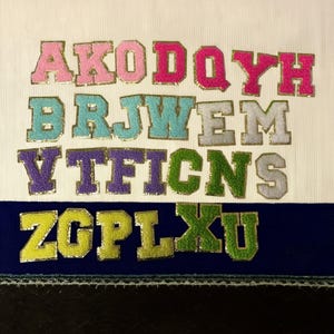 Parche termoadhesivo con letras de chenilla, parche de aplique con letras bordadas de chenilla de la A a la Z, nombre en mayúscula con ribete dorado, para planchar en chaqueta, camiseta o mochila.