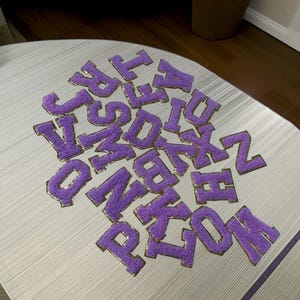 Patch de letras em chenille para passar a ferro, Patch de apliques de letras bordadas de A a Z em chenille, Nome maiúsculo com detalhes dourados, Jaqueta, camiseta, mochila para passar a ferro