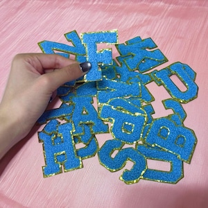 Patch de letras em chenille para passar a ferro, Patch de apliques de letras bordadas de A a Z em chenille, Nome maiúsculo com detalhes dourados, Jaqueta, camiseta, mochila para passar a ferro