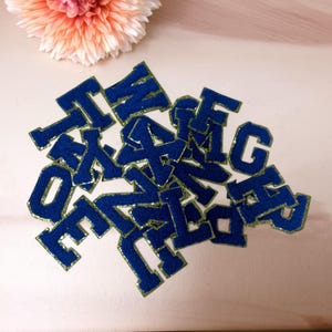 Patch de letras em chenille para passar a ferro, Patch de apliques de letras bordadas de A a Z em chenille, Nome maiúsculo com detalhes dourados, Jaqueta, camiseta, mochila para passar a ferro