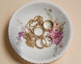 Antyczny talerz na drobiazgi z motywem kwiatowym | Porcelanowy talerz na pierścionki ze złotymi zdobieniami | Talerz toaletowy Cottagecore | Biżuteria Catchall | Prezent dla druhen