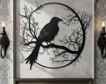 Puede incluir: Arte de pared de metal negro que representa un cuervo posado en una rama dentro de un marco circular. El cuervo está detallado con plumas grabadas, rodeado de ramas de árboles desnudas. La obra de arte está montada en una pared clara y texturizada.