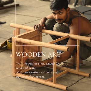 K&ouml;nnte beinhalten: Ein hellbrauner Holzhocker mit vier Beinen und einem quadratischen Sitzrahmen. Der Text WOODEN ART, Craft the perfect piece, shaped by hand and heart. Visit our website to explore our craftsmanship journey. ist auf dem Bild eingeblendet.
