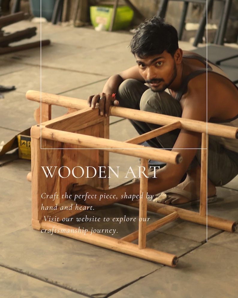 K&ouml;nnte beinhalten: Ein hellbrauner Holzhocker mit vier Beinen und einem quadratischen Sitzrahmen. Der Text WOODEN ART, Craft the perfect piece, shaped by hand and heart. Visit our website to explore our craftsmanship journey. ist auf dem Bild eingeblendet.