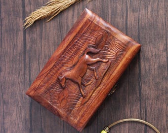 Portagioie a forma di cavallo intagliato a mano: ricordo in legno rivestito in velluto rosso