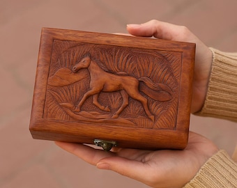 Portagioie a forma di cavallo intagliato a mano: ricordo equestre rustico in legno