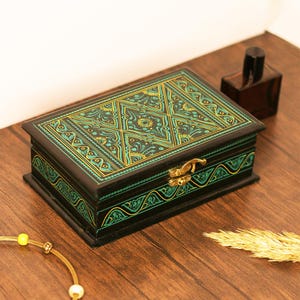 Portagioie in legno dipinto a mano per donna, regalo ricordo colorato, organizer per gioielli in stile boho, regalo unico fatto a mano per la sua decorazione.