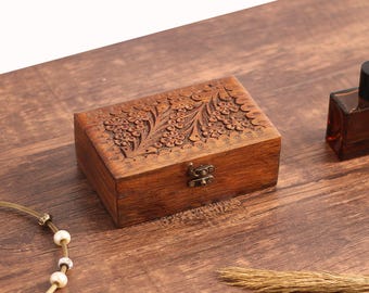 Joyero de madera tallada a mano: Cofre de recuerdos con diseño floral y forro de terciopelo
