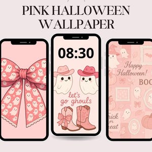 Puede incluir: Diseño de fondo de pantalla rosa de Halloween con tres pantallas de teléfono. Una pantalla muestra un lazo rosa con ilustraciones de fantasmas. Otra muestra dos personajes fantasma con sombreros y botas de vaquero. La tercera pantalla tiene un mensaje de Feliz Halloween.