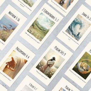 Puede incluir: Una colección de tarjetas color crema con obras de arte religiosas y versículos bíblicos. Cada tarjeta muestra un versículo bíblico diferente, como Mateo 5:16, 2 Corintios 5:7 y Filipenses 4:4, con imágenes correspondientes.