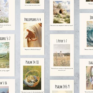 Puede incluir: Una colección de impresiones artísticas rectangulares con versículos bíblicos e imágenes. Cada impresión muestra un versículo diferente, como Filipenses 4:4 y Salmo 34:18, acompañado de obras de arte relacionadas. Las impresiones tienen un fondo color crema.