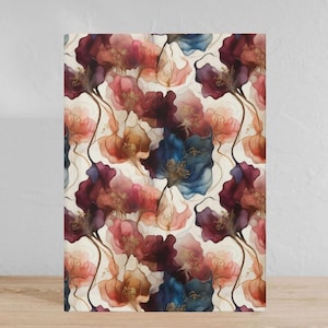 Puede incluir: Impresión rectangular con un patrón floral repetido. Las flores son en tonos borgoña, rosa, melocotón y azul, con delicados tallos sobre un fondo crema. La obra de arte tiene un efecto acuarela.