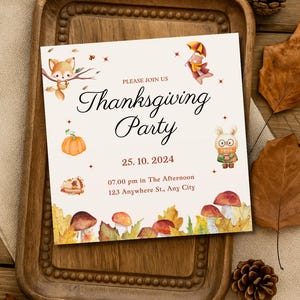 Puede incluir: Tarjeta de invitación a la fiesta de Acción de Gracias con ilustraciones de un zorro, un oso y un conejo. La invitación presenta una calabaza, setas y hojas de otoño. El texto dice "Thanksgiving Party" con la fecha y hora.