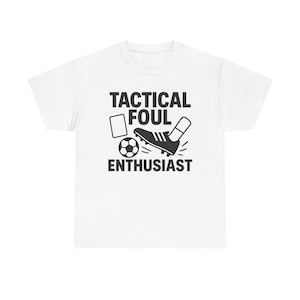 Fußball Taktisches Foul Enthusiast T-Shirt, Fußball Verteidiger Geschenk, Sonntag League Spieler Shirt, Gelbes Kartendesign, Geburtstag Hirsch Do Spieltag Lustig