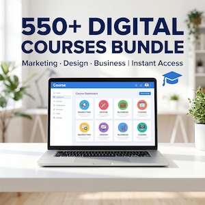 Pode incluir: Um laptop exibe um painel de curso com ícones para Marketing, Design, Negócios e Codificação. O texto acima diz "550+ DIGITAL COURSES BUNDLE" com subtítulos para Marketing, Design e Negócios. O laptop está em uma mesa branca.