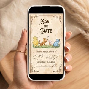 Könnte beinhalten: Ein Smartphone zeigt eine Babyparty-Einladung im Vintage-Stil. Die Einladung enthält den Text "Save the Date" und Illustrationen von Winnie-the-Pooh-Charakteren. Die Einladung ist für Melissa & Stephen.