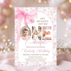 Könnte beinhalten: Rosa floral gestaltete Einladung zum ersten Geburtstag. Mit einer großen rosa Schleife, dem Wort "ONE" mit Babyfotos und dem Text "Isn't she lovely, isn't she". Party-Details und RSVP-Informationen enthalten.