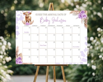 Pode incluir: Um calendário branco em um cavalete dourado com o texto "GUESS THE ARRIVAL DATE OF Baby Johnson". O calendário tem uma ilustração em aquarela de uma vaca Highland e detalhes florais roxos. A grade do calendário é para outubro e novembro.