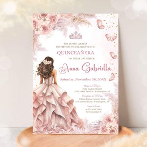 Invitación editable de quinceañera rosa y dorada, flores de mariposa para mis quince años, plantilla de invitación imprimible de 5x7 Canva, vestido de princesa, tamaño A3