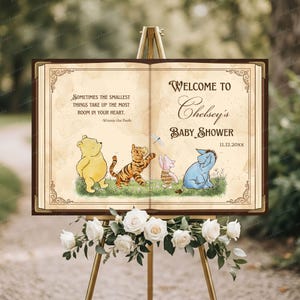 Puede incluir: Un letrero de madera con el tema de Winnie the Pooh, con los personajes Pooh, Tigger, Piglet y Eeyore. El letrero dice "Bienvenida a la fiesta de bienvenida al bebé de Chelsey" con la fecha 11.12.20XX y una cita de Winnie the Pooh.