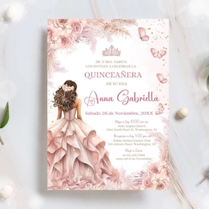 Op de afbeelding: Een blush roze quinceañera-uitnodiging met een aquarel illustratie van een jonge vrouw in een vloeiende jurk. De uitnodiging bevat tekst in het Spaans, bloemaccenten, vlinders en een kroonontwerp.