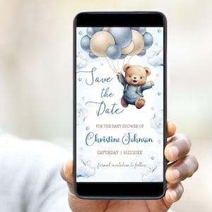 Può includere: Uno smartphone mostra un invito per un baby shower. Il design presenta un orsacchiotto che tiene dei palloncini, con il testo "Save the Date" e i dettagli per il baby shower di Christine Johnson. Lo sfondo include nuvole e stelle.