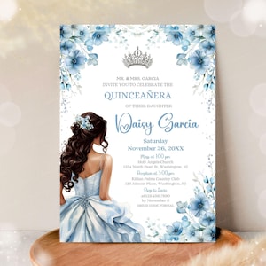 Invitación de quinceañera con corona floral plateada celeste, en español e inglés, imprimible, tamaño 5x7, plantilla editable en Canva, tamaño A1