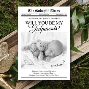Może przedstawiać: Czarno-biała karta z ogłoszeniem z nagłówkiem "The Godchild Times". Karta przedstawia śpiące dziecko z misiem, a tekst "Will You Be My Godparents?" jest wyświetlany.