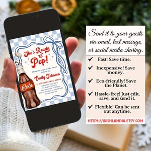 Puede incluir: Un tel&eacute;fono inteligente muestra una invitaci&oacute;n para un baby shower con una ilustraci&oacute;n de una botella de refresco vintage. La invitaci&oacute;n dice "She's Ready to Pop!" e incluye detalles del evento. El fondo es un patr&oacute;n de cuadros azules y blancos.