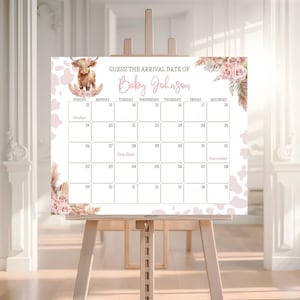 Puede incluir: Un calendario de baby shower sobre un caballete. El calendario es blanco con un estampado de piel de vaca rosa y detalles florales. Presenta una ilustración de acuarela de una vaca de las Tierras Altas y el texto "Adivina la fecha de llegada del bebé Johnson."
