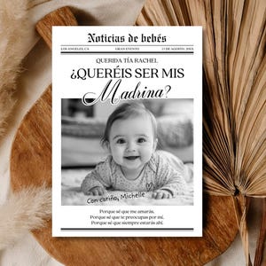 Puede incluir: Tarjeta de anuncio en blanco y negro con el titular "Noticias de bebés" y el texto "¿QUERÉIS SER MIS Madrina?" Un bebé sonriente está en el centro. La tarjeta incluye el texto "Querida Tía Rachel" y "Con cariño, Michelle."