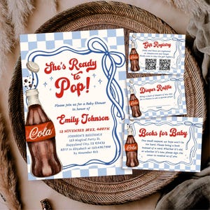 Puede incluir: Juego de invitaciones para baby shower con tem&aacute;tica de refresco vintage. La invitaci&oacute;n principal presenta una botella de cola con el texto "She's Ready to Pop!" en rojo y azul. Incluye tarjetas de registro de regalos, rifa de pa&ntilde;ales y libros para beb&eacute;s.