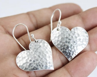 Pendientes colgantes de corazón de plata de ley martillada: delicadas joyas minimalistas de amor