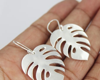 Orecchini fatti a mano in argento sterling con foglie di Monstera: gioielli pendenti leggeri