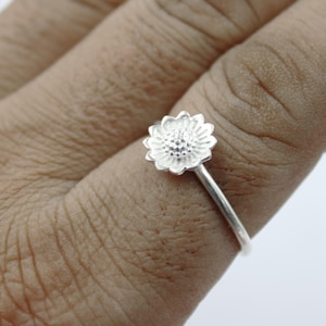 Solrosring i sterlingsilver – Minimalistisk blommig band