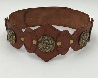 Vintage 1970s women's camel crocodile print leather belt with gold-tone brass appliques in boho style