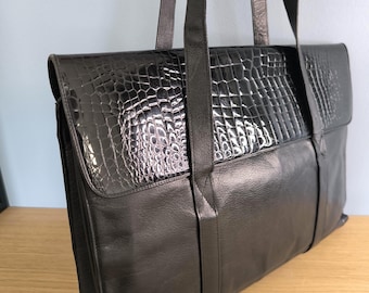 Vintage 1980s Black Leather Handbag | Croc-Embossed Flap – Italian Retro Bag | Spacious & Restored – Fits Laptop