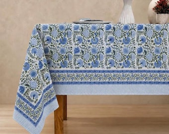 Tischdecke aus Baumwolle mit blauem Blumenmuster und Handblockdruck im Boho-Stil, passend zum Tischgedeck mit Servietten