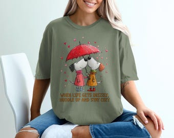 Camiseta de perro adorable, camiseta de corazones con paraguas, camiseta acogedora para parejas, camiseta de animales de dibujos animados, camiseta de perros para un día lluvioso, camiseta "Acurrúcate juntos"