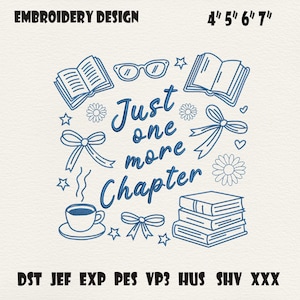 Puede incluir: Un diseño de bordado con el texto "Just one more chapter" en azul, rodeado de ilustraciones de libros, gafas, lazos, flores, una taza de café y estrellas. Disponible en tamaños de 10 cm, 13 cm, 15 cm y 18 cm.