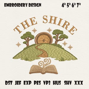 Può includere: Un ricamo con le parole "THE SHIRE" in oro, sopra una collina verde con una porta rotonda, alberi e un sentiero. Sotto c'è un libro aperto. Il design è etichettato "EMBROIDERY DESIGN" e include dimensioni: 10 cm, 13 cm, 15 cm, e 18 cm.