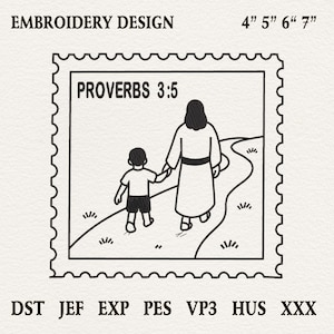Op de afbeelding: Zwart-wit borduurontwerp met een gestileerde illustratie van een persoon die de hand van een kind vasthoudt, lopend op een pad. De tekst "PROVERBS 3:5" wordt weergegeven. Het ontwerp is omlijst in een postzegelrand. Verkrijgbaar in 10,16 cm, 12,7 cm, 15,24 cm en 17,78 cm maten.
