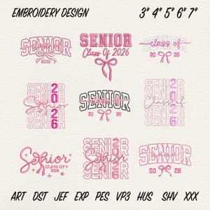 Pode incluir: Desenhos de bordado com a palavra "SENIOR" em vários estilos, com "Class of 2026" e laços. Tamanhos de 7.6 cm a 17.8 cm. Os desenhos são em rosa e preto, ideais para projetos de formatura.