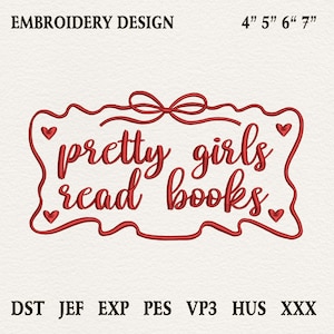Könnte beinhalten: Rotes Stickdesign mit dem Text "pretty girls read books" in einem dekorativen Rahmen, verziert mit einer Schleife und Herzen. Erhältlich in den Größen 10,16 cm, 12,7 cm, 15,24 cm und 17,78 cm.