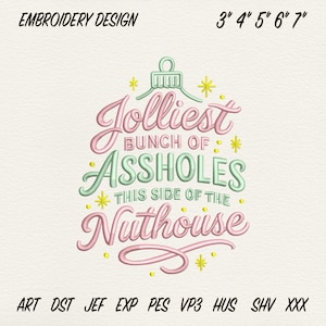 Peut inclure: Un motif de broderie avec le texte "Jolliest bunch of assholes this side of the nuthouse" en rose et vert, avec des étoiles jaunes. Le design est disponible en différentes tailles, de 7,6 à 17,8 cm.