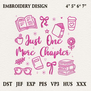 Pode incluir: Design de bordado rosa com o texto "Just One More Chapter" e ilustrações de livros, óculos e uma chávena de café. Disponível nos tamanhos de 10.16 cm, 12.7 cm, 15.24 cm e 17.78 cm.