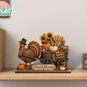 Peut inclure: Une figurine décorative représentant une dinde brune portant un haut-de-forme noir, tirant une charrette en bois remplie de tournesols, de blé et de citrouilles. Un panneau fixé à l'avant affiche le texte Harvest Blessings en écriture cursive.