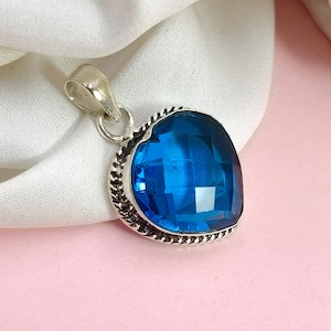 Collar con colgante de corazón de topacio azul en plata de ley oxidada, hecho a mano